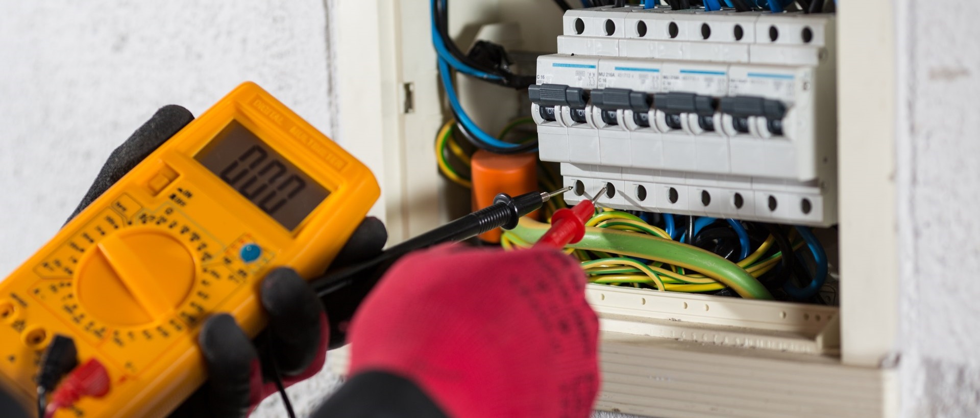 Electricians TW14